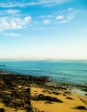 Playa Blanca 'da Kanarya kıyıları, plajlar, kayalar ve Atlantik Okyanusu. Lanzarote adasının tipik kıyıları. Tatil ve turizm konsepti.
