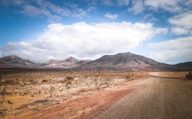 Çöl ve dağlar Lanzarote adasının tipik bir manzarasıdır. Kanarya Adaları takımadaları.
