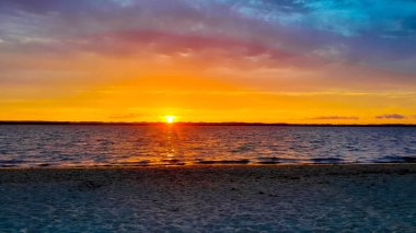 Baltık Denizi üzerinde güzel bir gün doğumu. Polonya Gdansk Körfezi. Doğanın güzelliği konsepti.