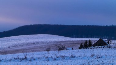 Kashubian tepeleri üzerinde kış, Wiezyca, Polonya. Kuzey Polonya 'daki Kashubian bölgesinin akşam vakti ve güzel doğası.