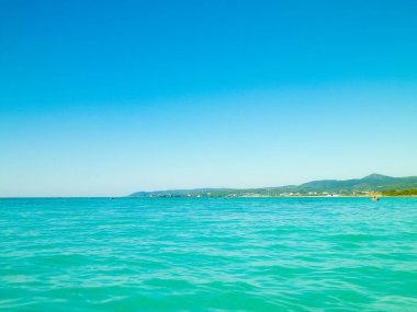 Tiren Denizi 'nin turkuaz suyu. Seyahat ve doğa kavramı. Güneşli bir yaz günü. Boşluğu kopyala.