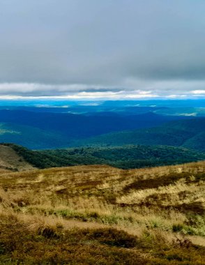 Dağın tepesinden Bieszczady 'nin güzel manzarası. Dağ turizmi.