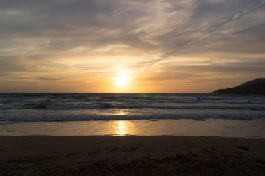 Golden Bay Malta 'da muhteşem bir gün batımı. Güneşli günün sonu.