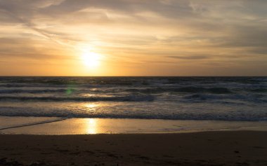 Golden Bay Malta 'da muhteşem bir gün batımı. Güneşli günün sonu.