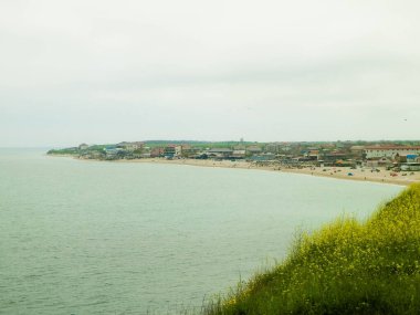 Karadeniz kıyılarındaki uçurumlar. Romanya 'nın Vama Veche kentinde kayalıkların manzarası ve plaj. Doğa ve seyahat kavramı.