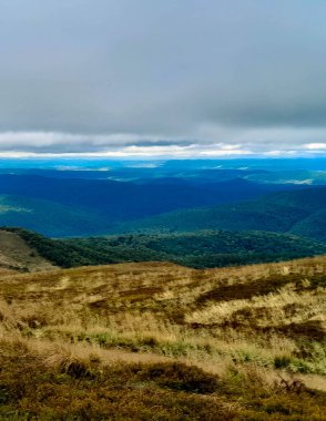 Dağın tepesinden Bieszczady 'nin güzel manzarası. Dağ turizmi.