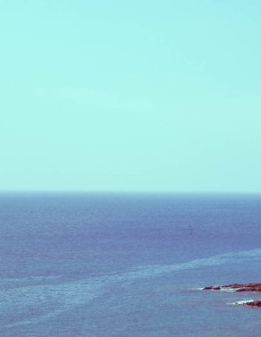 Lanzarote adası kayalıklarının deniz manzarası. Rocky Coast, doğa konsepti..