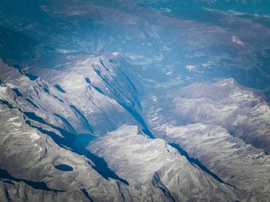 Alpler, uçağın penceresinden dağların manzarası. Toprak bükme ve doğa kavramı.