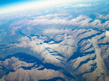 Dünya ve Alp Dağları 'nın Ufku. Uzay gemisi ya da uçaktan görüntüle.