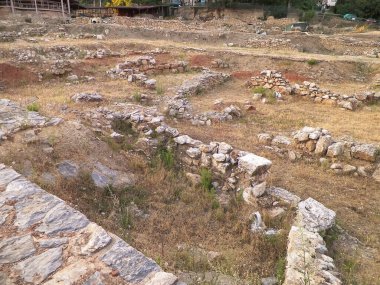 Makedonya 'nın Plaoshnik manastırı bölgesindeki harabeler. Mimarlık ve keşif konsepti.