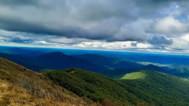 Dağın tepesinden Bieszczady 'nin güzel manzarası. Dağ turizmi.