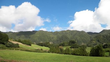 Sao Miguel Adası 'nda dağın tepesinde. Azores. Doğanın güzelliği.