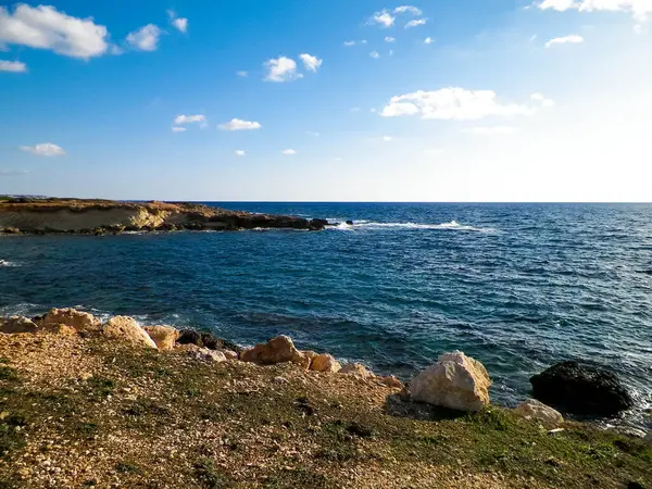 Kıbrıs Rum Kesimi 'nin Coral Bay yakınlarındaki kıyı bölgesinde. Saf doğa..