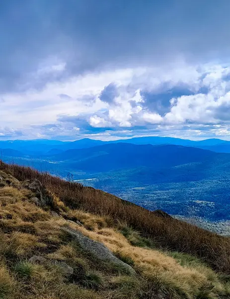 Dağın tepesinden Bieszczady 'nin güzel manzarası. Dağ turizmi.