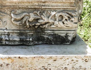 Romanya 'nın Köstence kentindeki parktaki antik kalıntılar. Tarih ve mimari kavramı.