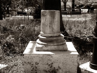 Romanya 'nın Köstence kentindeki parktaki antik kalıntılar. Tarih ve mimari kavramı.