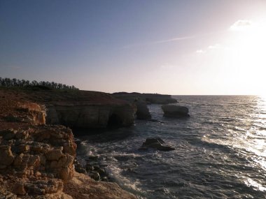 Kıbrıs adasının Paphos bölgesindeki Mercan Koyu 'na yakın kaya oluşumları ve su mağaraları. Popüler bir turistik site. Yaz mevsimi.