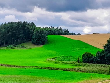 Fırtına geliyormuş. Kashubian çayırlarının üzerinde bulutlu bir gökyüzü. Saf doğa, Kuzey Polonya 'nın güzel manzarası. Pomeranya 'daki Kashyubia Bölgesi.