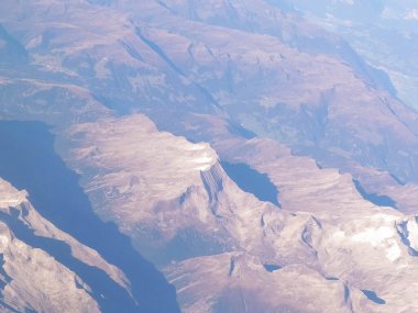 Alpler, uçağın penceresinden dağların manzarası. Toprak bükme ve doğa kavramı.