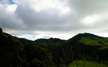 Tipik Azores manzarası. Arka planda doğal yeşil arazi tepeleri ve deniz. Doğanın güzelliği konsepti.
