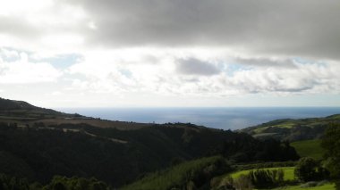 Tipik Azores manzarası. Arka planda doğal yeşil arazi tepeleri ve deniz. Doğanın güzelliği konsepti.