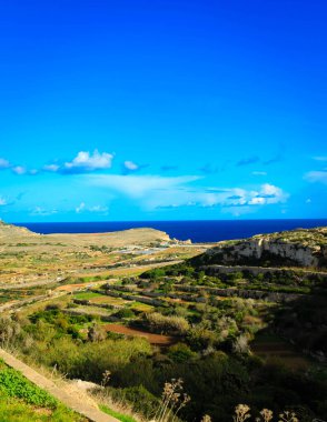 Marfa Yarımadası manzarası. Malta 'nın kuzeyi.