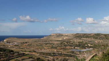 Marfa Yarımadası manzarası. Malta 'nın kuzeyi.