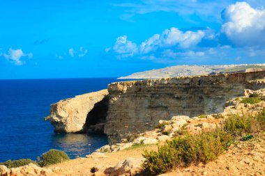 Marfa Yarımadası manzarası. Malta 'nın kuzeyi.