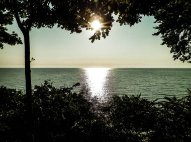 Yaz doğası - Polonya 'nın Gdynia kentindeki Baltc Denizi üzerinde gün batımının güzel manzarası. Doğa ve seyahat kavramı.