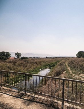 Makedonya 'nın Keşfi - Pirlep Belediyesi Kurak Manzarası. Nehirlerdeki düşük su seviyesi, Makedonya 'nın orta kesiminde yaz mevsiminin son derece sıcak olduğu bilinen büyük bir sorun..