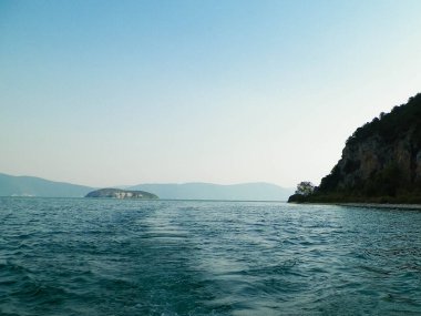 Prespa Gölü kıyıları ve Galiçya Ulusal Parkı Dağları. Prespa, vahşi doğası ve pelikan rezervleriyle tanınan Makedonya, Yunanistan ve Arnavutluk arasında yer alıyor.