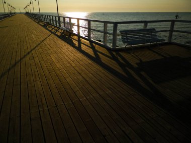 Polonya, Gdynia 'daki iskelede gün doğumu. Güzel cilalı doğa, baltık denizi ve yaz konsepti. Boşluğu kopyala.