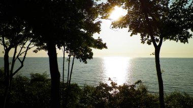 Yaz doğası - Polonya 'nın Gdynia kentindeki Baltc Denizi üzerinde gün batımının güzel manzarası. Doğa ve seyahat kavramı.