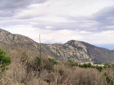 Skadar Gölü yakınlarındaki Rumija Dağları. Karadağ turizm sezonu dışında.