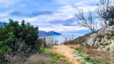 Karadağ 'daki Lovcen dağları ve Skadar Gölü. Doğanın güzelliği. Sonbahar mevsimi.