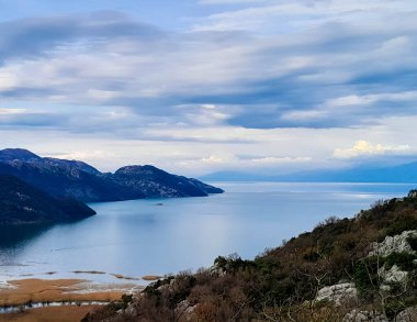 Karadağ 'daki Lovcen dağları ve Skadar Gölü. Doğanın güzelliği. Sonbahar mevsimi.