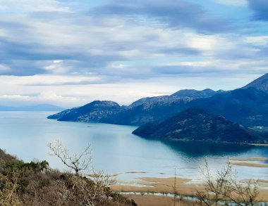 Karadağ 'daki Lovcen dağları ve Skadar Gölü. Doğanın güzelliği. Sonbahar mevsimi.