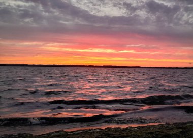 Baltık Denizi üzerinde güzel bir gün doğumu. Polonya Gdansk Körfezi. Doğanın güzelliği konsepti.