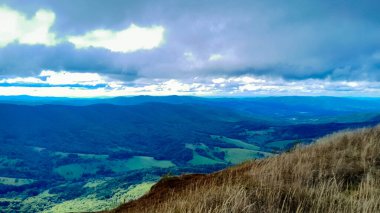 Dağın tepesinden Bieszczady 'nin güzel manzarası. Dağ turizmi.