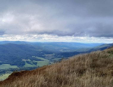 Dağın tepesinden Bieszczady 'nin güzel manzarası. Dağ turizmi.
