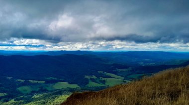 Dağın tepesinden Bieszczady 'nin güzel manzarası. Dağ turizmi.