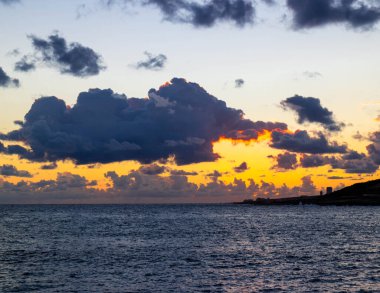 Akdeniz üzerinde güzel gün doğumu veya gün batımı gökyüzü.