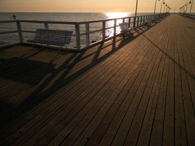 Polonya, Gdynia 'daki iskelede gün doğumu. Güzel cilalı doğa, baltık denizi ve yaz konsepti. Boşluğu kopyala.