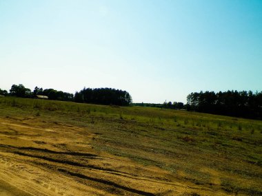 Kashubian bölgesinde bir off-road yolculuğu. Kashubian bölgesi Polonya 'nın kuzey kesiminde, doğası gereği bilinir. Tarım ve doğa kavramı.