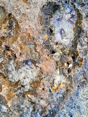 Doğal bir arka plan olarak kıyı kayaları ve deniz suyu. Boşluğu kopyala.