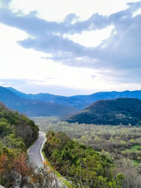 Skadar Gölü yakınlarındaki Rumija Dağları 'ndan geçen yol. Karadağ turizm sezonu dışında.