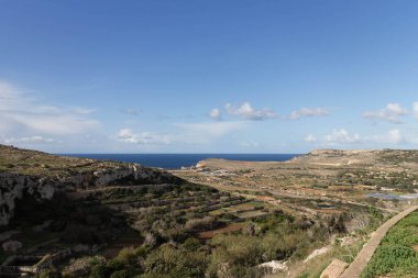 Marfa Yarımadası manzarası. Malta 'nın kuzeyi.
