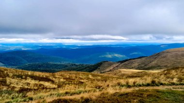 Dağın tepesinden Bieszczady 'nin güzel manzarası. Dağ turizmi.