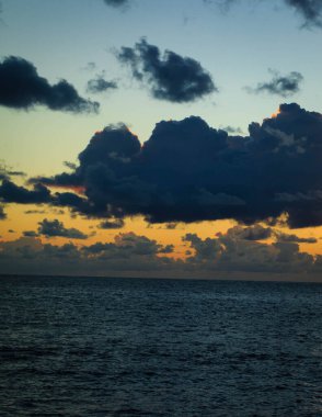 Akdeniz üzerinde güzel gün doğumu veya gün batımı gökyüzü.