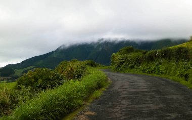 Sao Miguel Adası 'nın tipik manzarası. Yeşil tepeler ve yağmurlu hava. Azores 'in saf egzotik ve güzel doğası..
